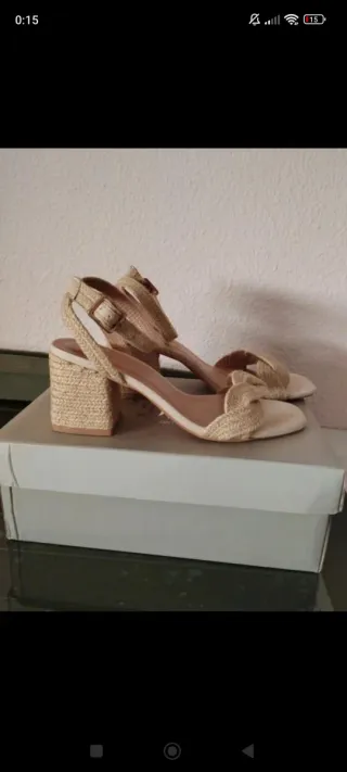 Sandalias tacón beige