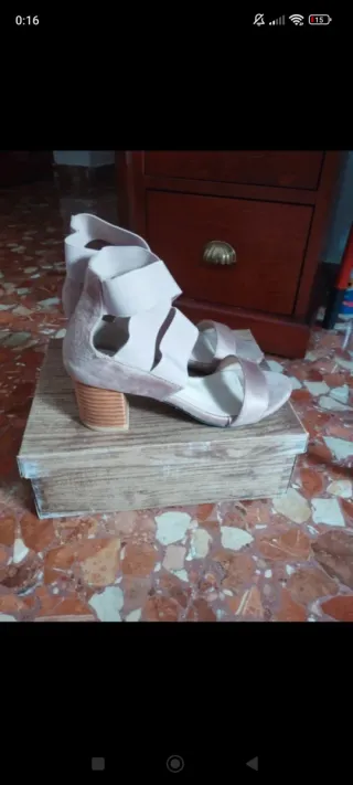 Sandalias de tacón beige y rosa