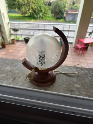 Lámpara de mesa vintage madera y cristal