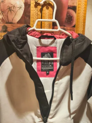 Parka deportiva negra y rosa