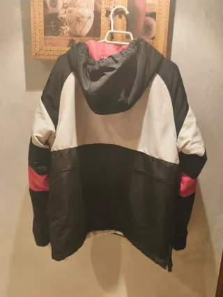Parka deportiva negra y rosa