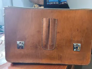 Bolso de piel marrón