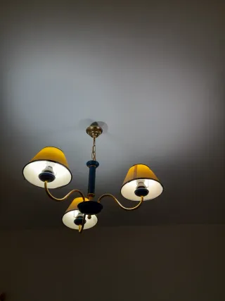 Lámpara de techo dorada y azul