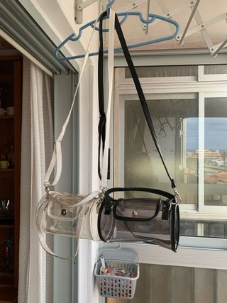 Due borse cilindriche trasparenti