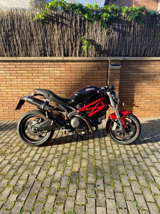 Ducati Monster 696