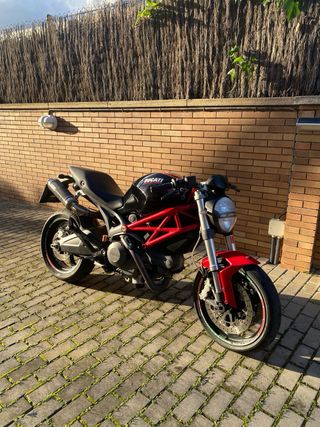 Ducati Monster 696