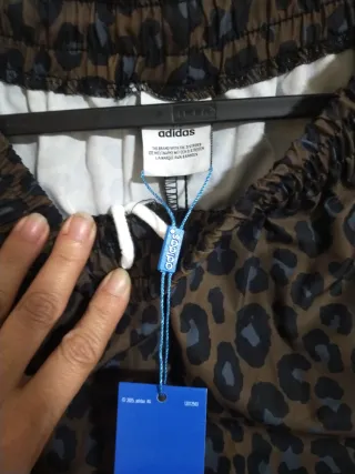 Pantalón Adidas estampado leopardo