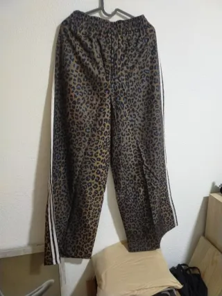 Pantalón Adidas estampado leopardo