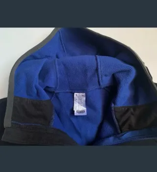 Chaqueta tipo softshell con capucha