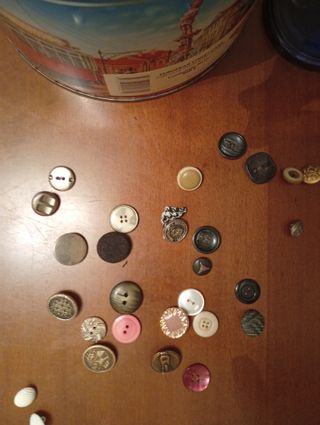 Lote de botones marrones y morados