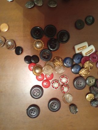 Lote de botones marrones y morados