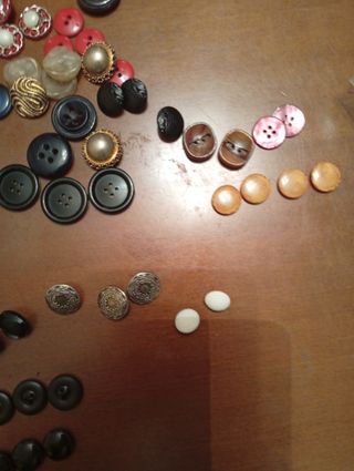 Lote de botones marrones y morados