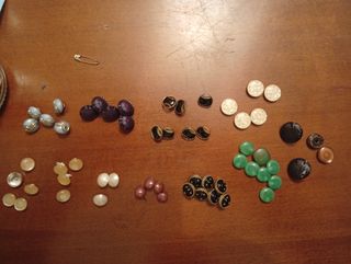 Lote de botones marrones y morados