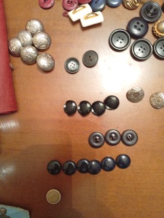 Lote de botones marrones y morados