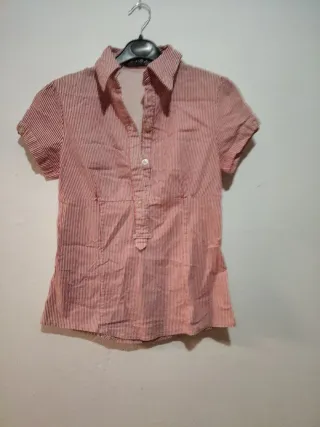 Blusa de rayas rojas y blancas