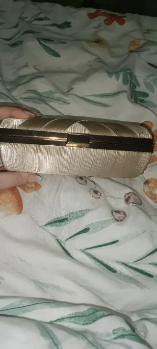 Bolso de fiesta dorado con cadena y flecos