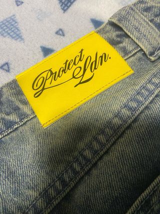 Pantalones cortos vaqueros desgastados