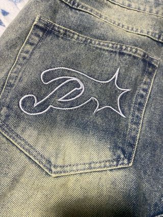 Pantalones cortos vaqueros desgastados