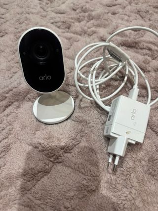 Cámara Arlo con cargador