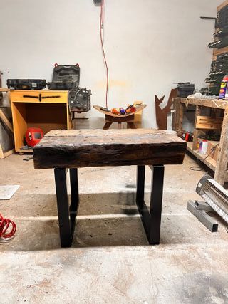 Mesa de madera de castaño con base metálica