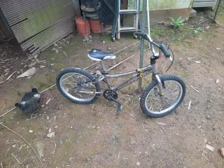 Bicicleta BMX plateada