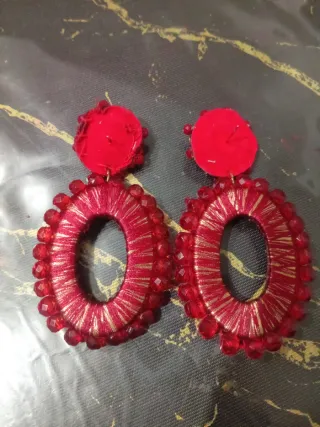 Pendientes largos de gota rojos