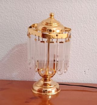 Lámpara de mesa dorada con cristales