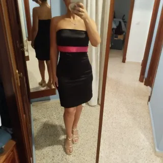Vestido negro fiesta con banda rosa