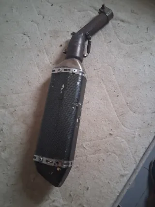 Tubo de escape Akrapovič carbono