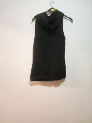 Blusa sin mangas cuello alto negra