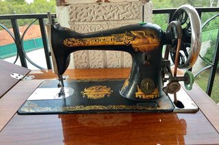 Máquina de coser Singer antigua con Mueble