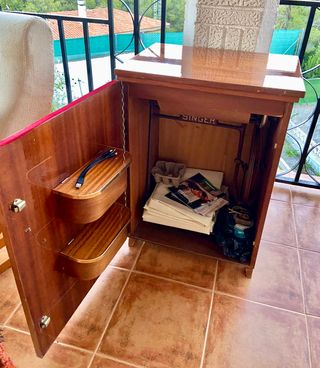 Máquina de coser Singer antigua con Mueble