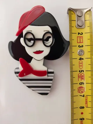 Broche mujer moderna