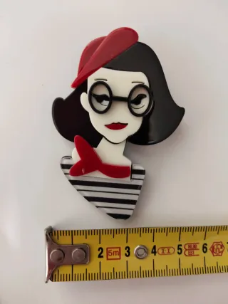 Broche mujer moderna