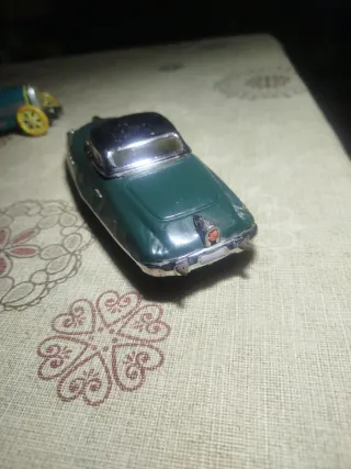 Coche de hojalata y tiovivo antiguo