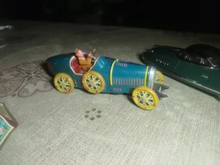 Coche de hojalata y tiovivo antiguo