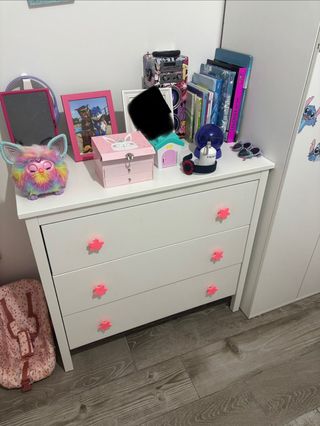 Cómoda infantil blanca y rosa