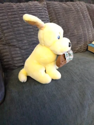 Peluche perro con zapatilla