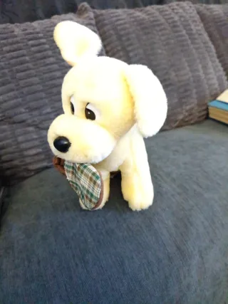 Peluche perro con zapatilla