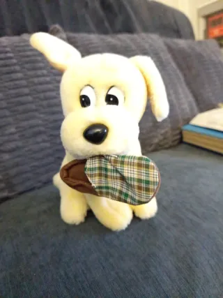 Peluche perro con zapatilla