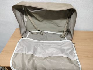 Bolsa de viaje beige y marrón