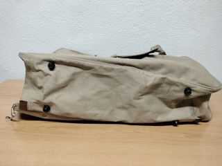 Bolsa de viaje beige y marrón