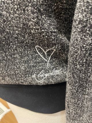 Sudadera gris con volantes