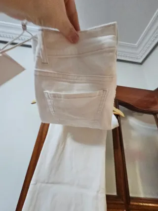 Pantalón vaquero blanco chica.
