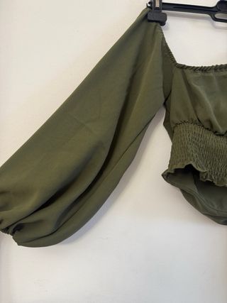 Blusa verde asimétrica hombro descubierto