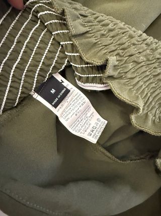 Blusa verde asimétrica hombro descubierto