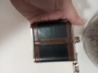 Petaca de cuero y acero