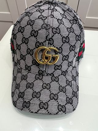 Gorra Gucci GG Logo con detalles dorados