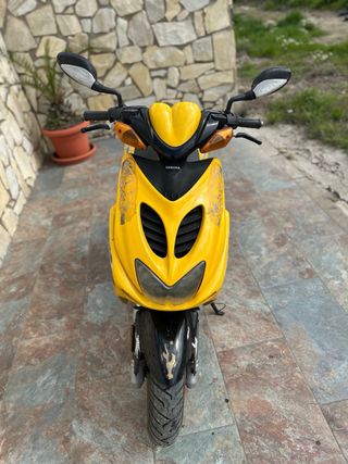 Vendo scooter Yamaha en color amarillo y negro