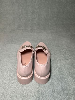 Zapatos bajos beige con hebilla dorada